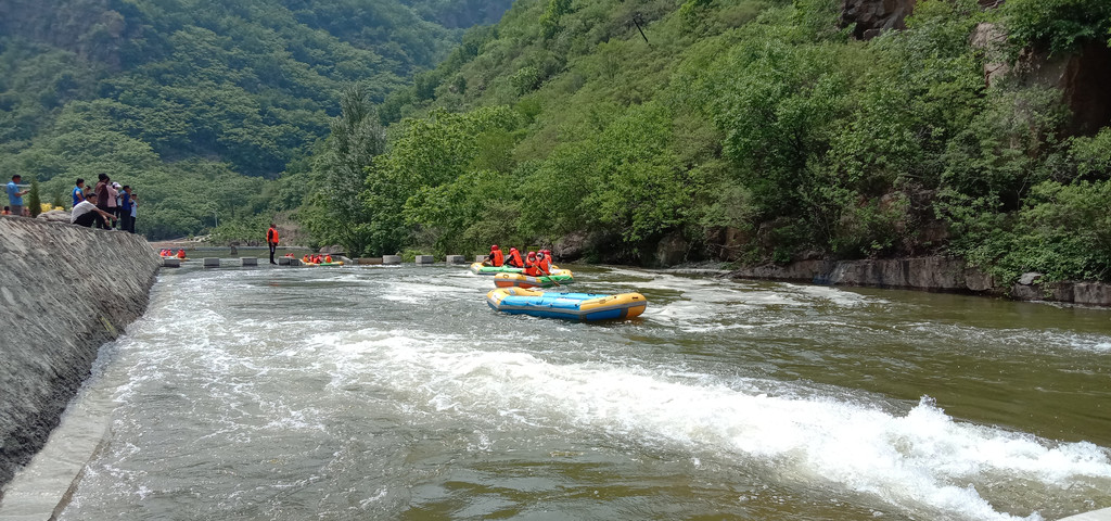 怀柔汤河漂流  漂流河段最宽处达200米,最窄处近50米,再加上十余处