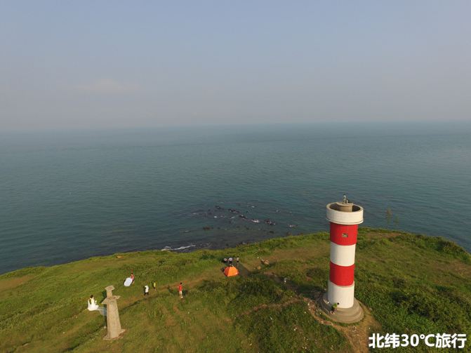 坐拥华东最大灯塔"镇海角灯塔",灯塔由红白两色相间,让人联想到台湾的