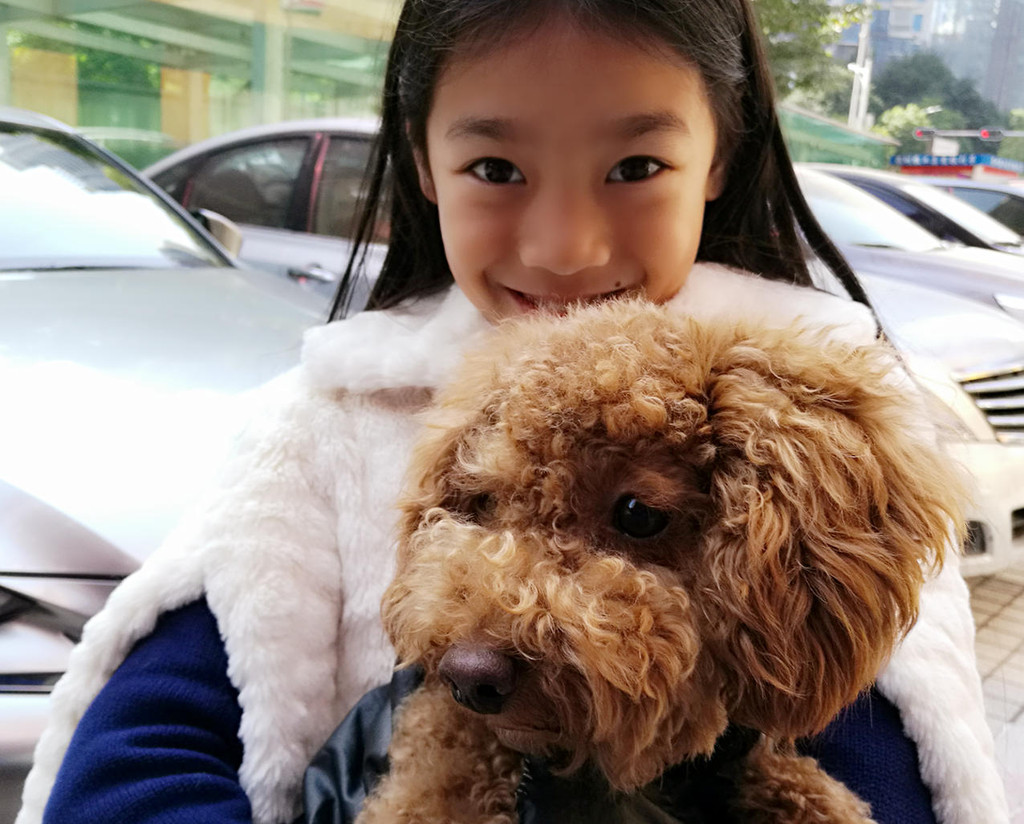 小美女的心愿是尽快拥有一只小狗狗