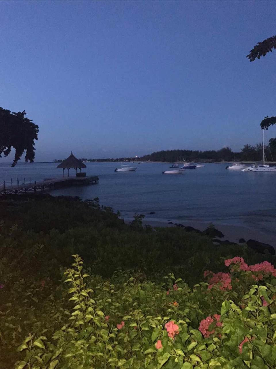 酒店海滩夜景