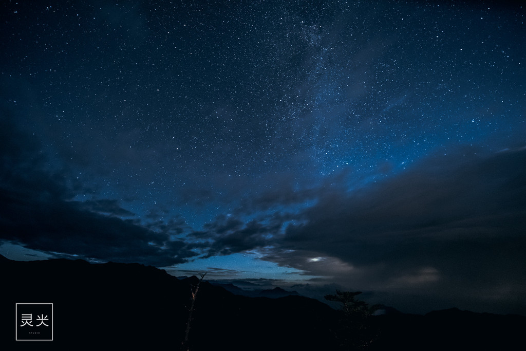 躺在西岭雪山的透明帐篷里探索星空秘境