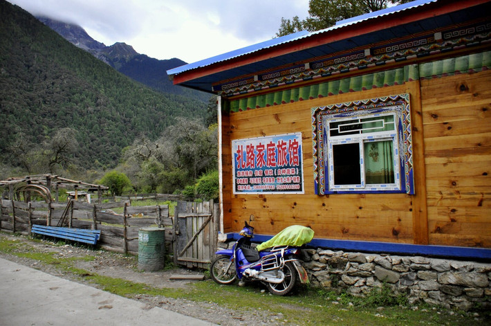 今晚住波密出去20多公里的巴卡村,藏族农家乐