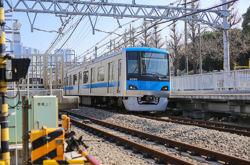 参宫桥站与新宿站中间只有一站之隔,乘坐小田急线约4分钟就能够抵达