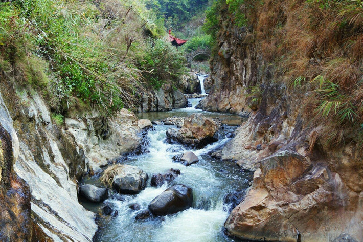 其中最具代表的是热海,位于腾冲县城西南20公里处的山谷中,景色秀丽