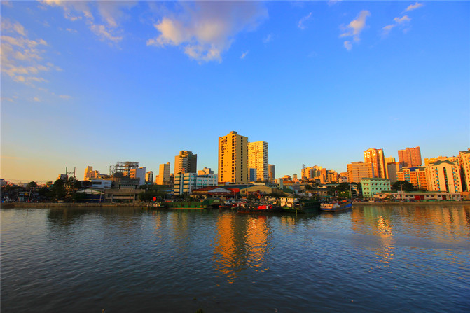 夕阳下的对岸和波光粼粼的马尼拉城市,显得更美.