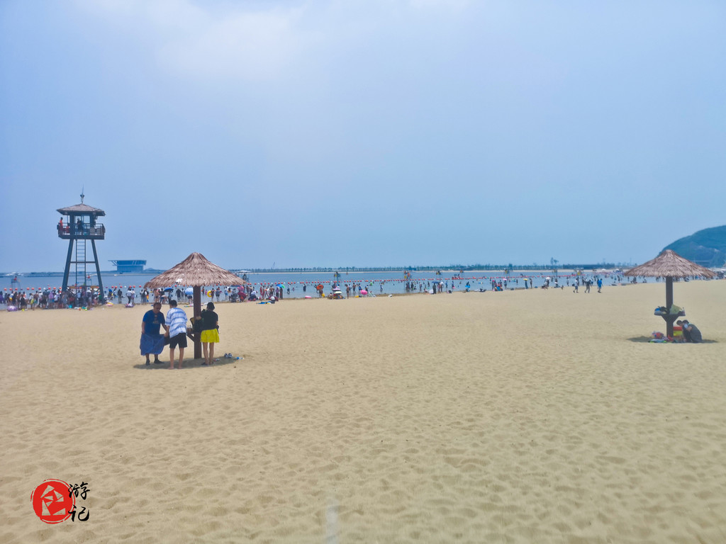 梅山湾沙滩公园位于北仑区中国港口博物馆以南,又称万人沙滩.