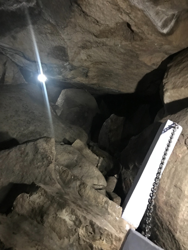 云洞岩上山有2条线,第一条就是云洞岩的天梯,全程就是一根铁链其他的