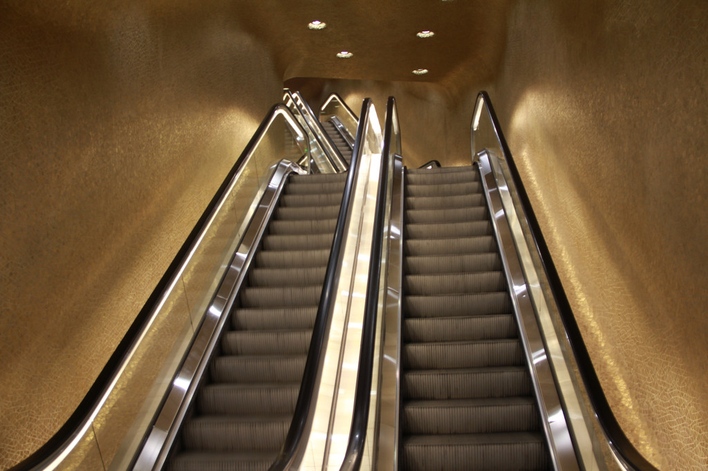 金色通道每一座扶梯都有着美妙的寓意,依次是平步青云,步步高升和扶摇