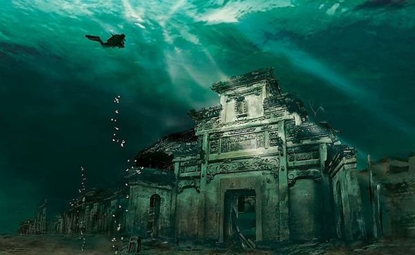 十一、文淵獅城市集 這是國內第一家把沉浸式游戲與景區文化樂園相結合的虛擬現實體驗項目,全方位體驗水下古獅城,探秘和穿越千年的繁華盛況。戴上特制的眼鏡,坐上游覽車,騎行在烏龜背上,慢慢去千島湖水下探秘古城。隨著向水下越來越深,眼前出現了水下古城的雄姿,雖然有些已經倒塌,但面貌輪廓還是看得很清楚,特別是牌坊和一些大戶人家的建築清晰可見,巋然不動。古時的人物也一一再現在我的眼前,處在徽杭古道的中間地帶,商賈的頻繁穿越帶來了徽州與杭州文化的交融,讓我真正穿越了千年的世紀生活,領略了徽杭文化。 生活就是這樣,塞翁