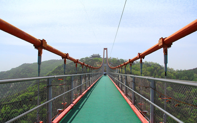 世界第一人行悬索桥