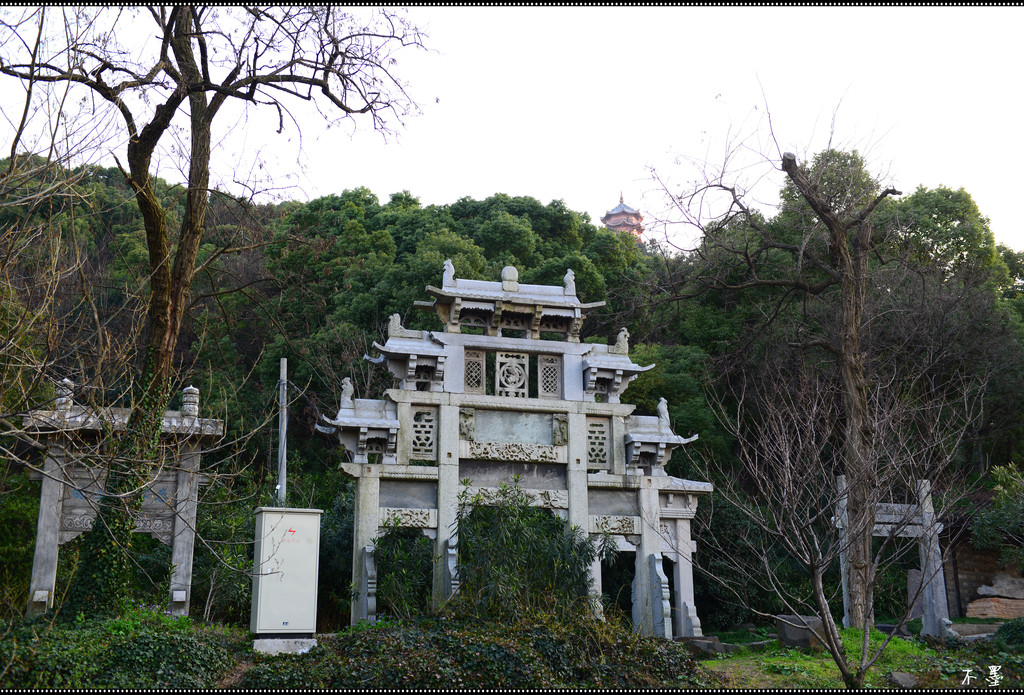 直街东段有一座牌坊跨街而立,西东两侧匾额各书"五里香塍","九峰翠嶂