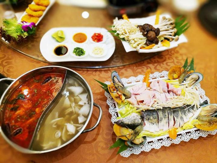 siam 暹罗故事主打菜"椰香冬阴火锅"就是泰式鸳鸯锅,半只鸡,半条鱼.