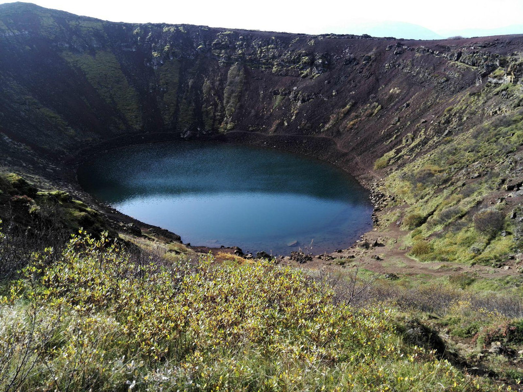                      初见火山湖