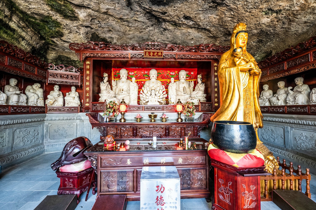 的天王殿及大雄宝殿内,陈列着释迦摩尼佛,十八罗汉佛,以及千手观音