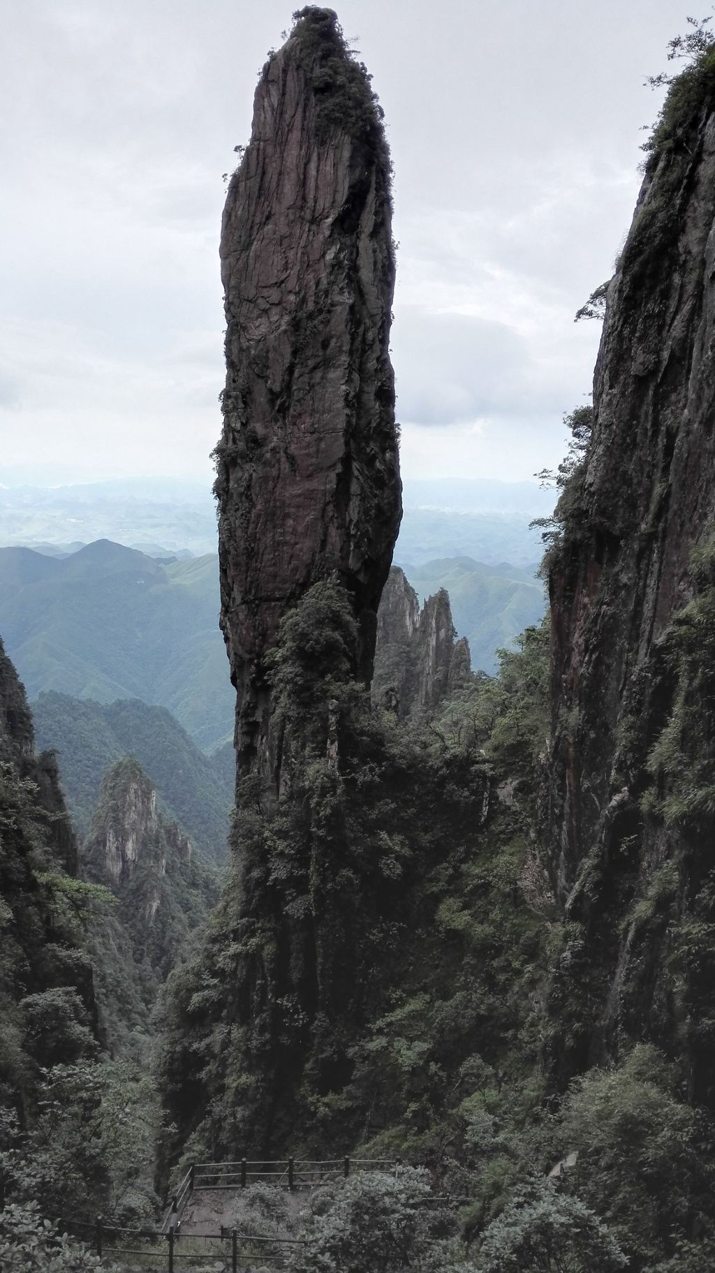 峡谷中有根金鞭神柱,一柱擎天的,硕大无朋,无数男女长时间驻足,浮想