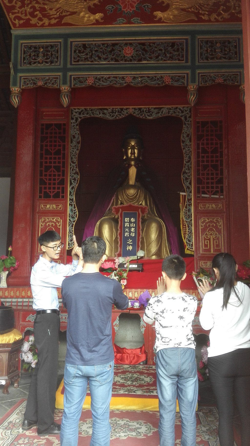 正殿供奉着泰山老母碧霞元君,俗称泰山娘娘,泰山老奶奶,是中国道教