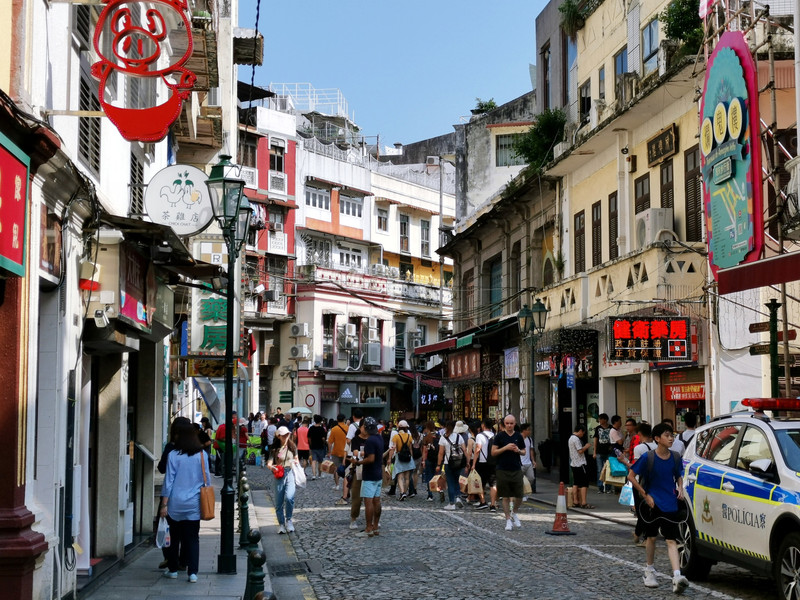 澳门以前是一个小渔村,"澳门" 的名字源自于当时渔民非常敬仰的一位