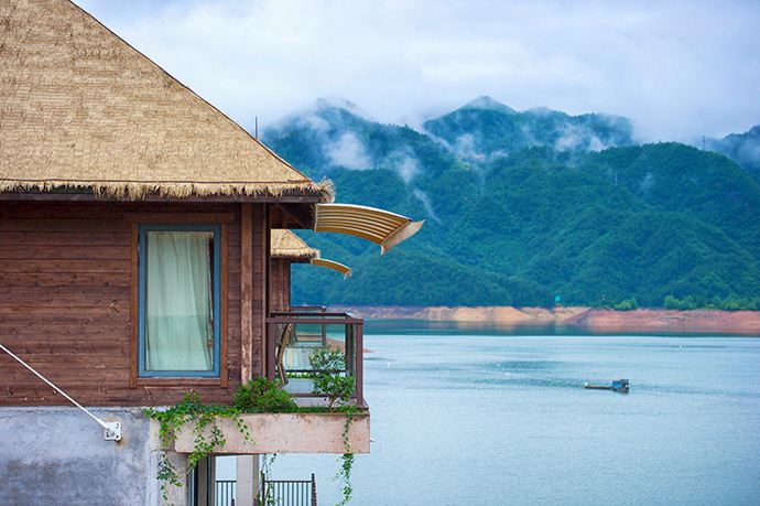 可以媲美马尔代夫风情的水上木屋,饱览360度山水湖景,虽不是海岛,诗意