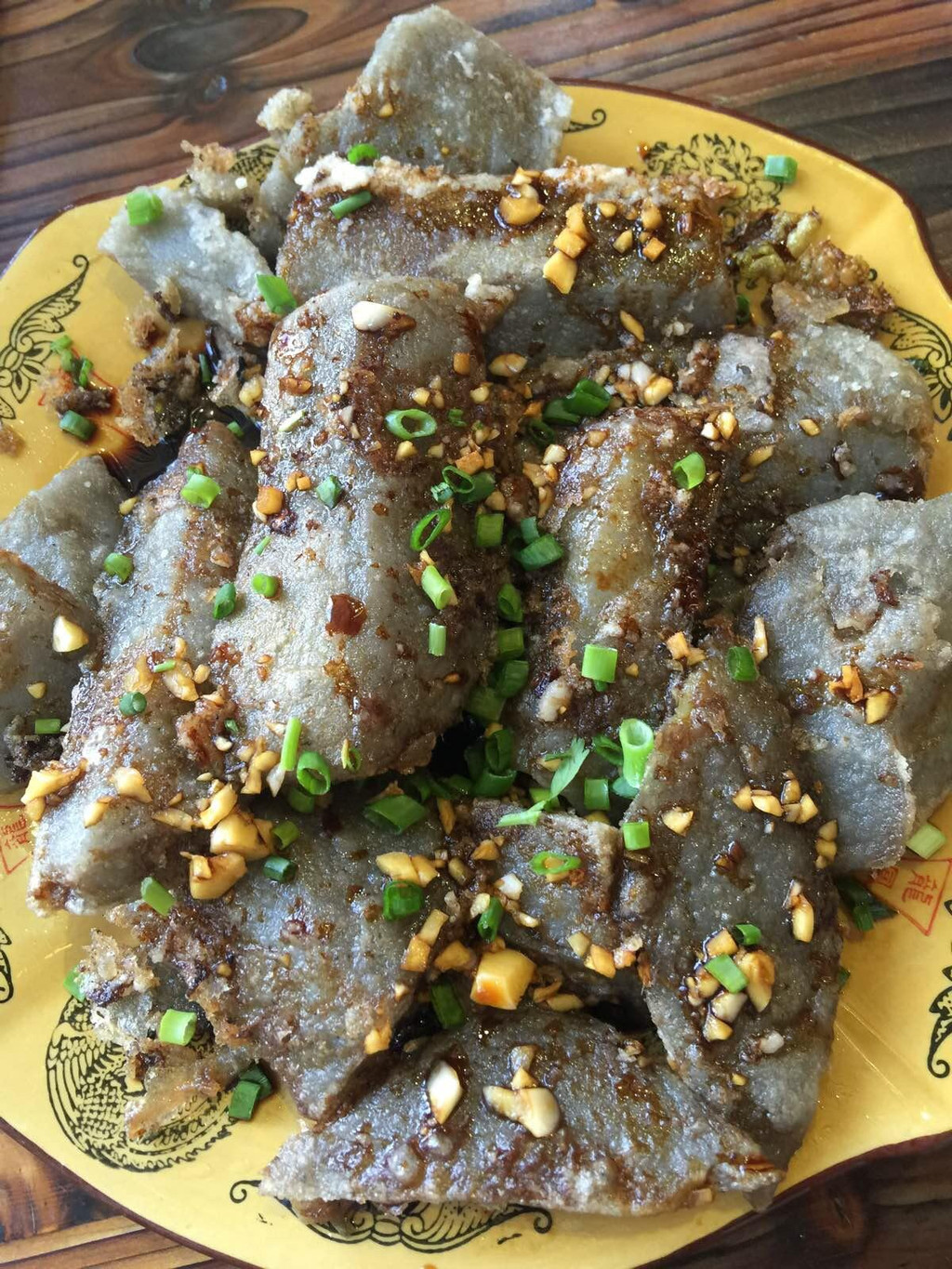 来份鸡豆凉粉尝一尝,老板说可以做热的,结果就变成煎凉粉了