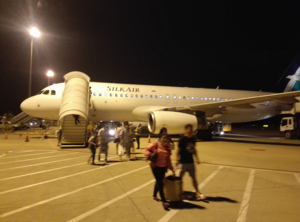 晚上19:10分我们降落在武汉天河机场,我不由得长叹一口气,脚落地了也