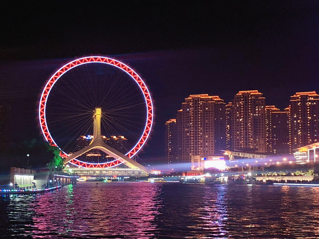 翱翔过后踏上天津的泥土地,天津十景之一"天津之眼"日夜交错的美景