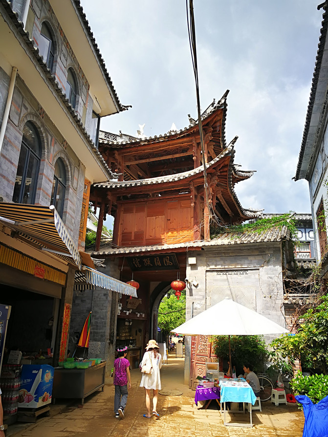 马久邑村 座落在大理洱海环海西路上,毗连双阳村,新邑村,银桥村