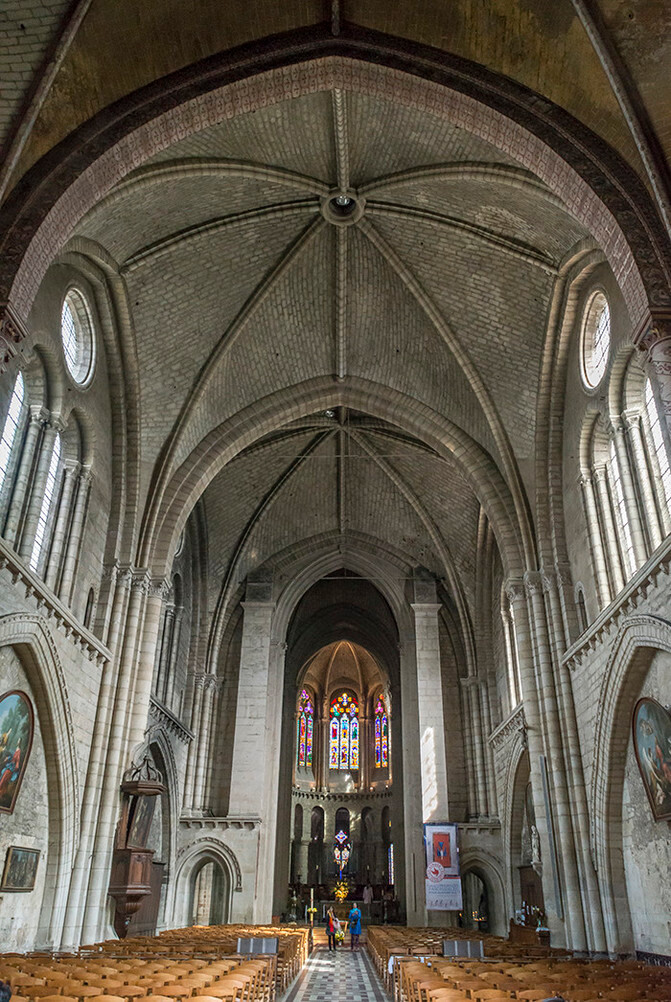 教堂里面是十二世纪重修时的哥特风格,扇形枝肋尖拱顶.