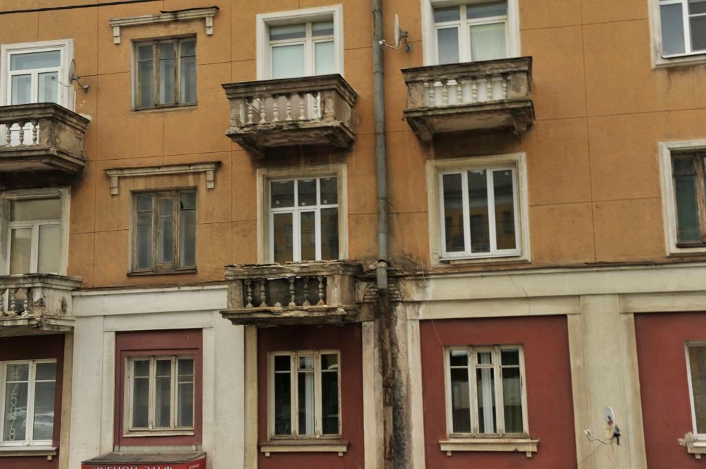 阳台 俄罗斯的老建筑住宅很有意思,不是每家都有阳台的,每个阳台就像