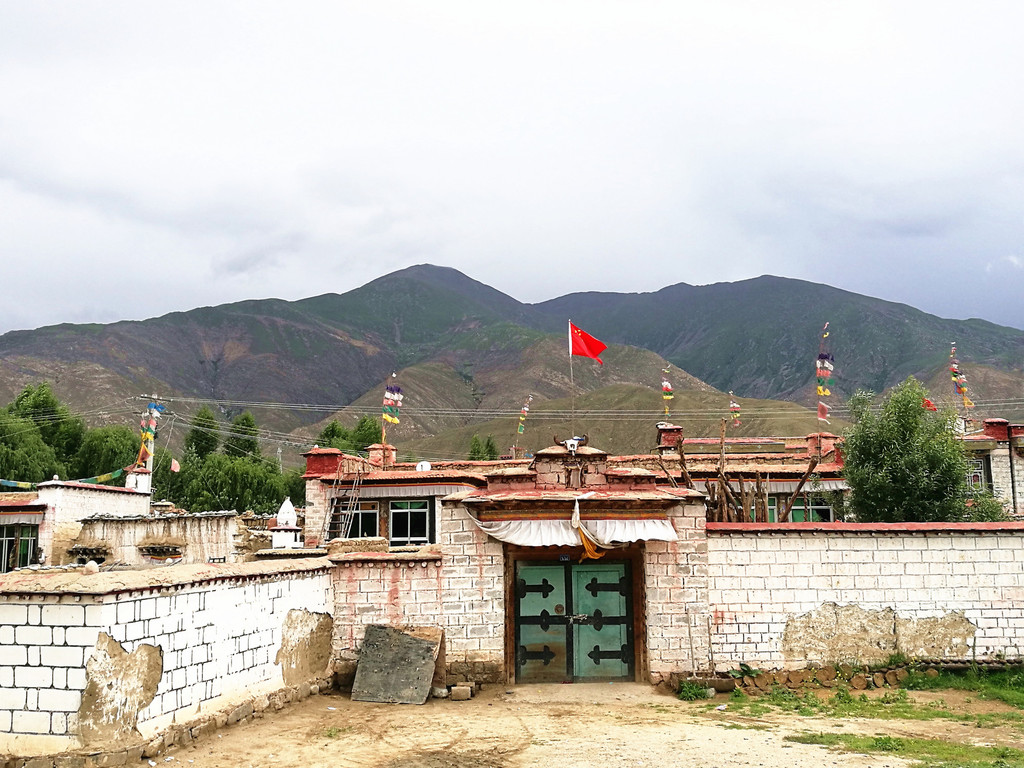聂当乡,就有一座很漂亮的寺庙,西藏佛学院,也在骑行的路途中,但离公路