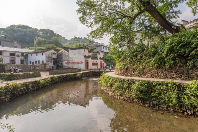 村子不算大,沿著河边的小路进出.河边道路很窄,汽车是开不进来的.