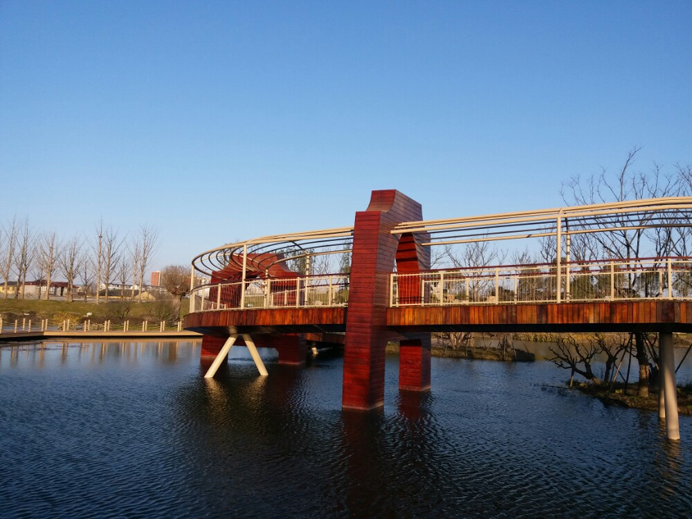 三湾湿地公园位于古运河畔的三湾生态中心,是扬州市规划建设的大型