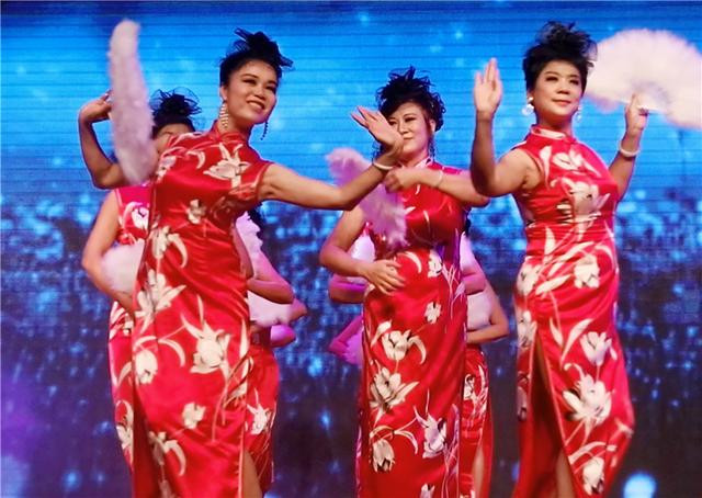 "和"女人花"如梦如幻的的音乐里,两组"奶奶级"的模特们也来个旗袍pk