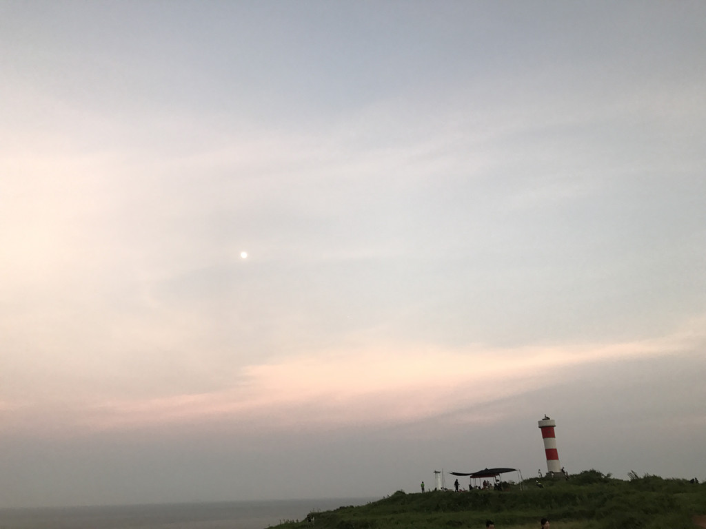 是不是差距很大,没办法,居民家里,150元一个晚上,床铺一点矮,三间套房共用一个卫生间,建议自己带凉席,被子和枕套,当然和别人共用一个卫生间真的不舒服,不过想想露营的同学没有卫生间,好像也可以忍,哈哈,最好是能订到一间一个卫生间的。祝你们好运。 定好房间,就准备出行。原计划3点半出门的,各种事情耽误下,16点才出门,结果理工男不熟悉路,到厦门漳州港上高速,路在修,绕了一大圈,期间还遇到公安检查,还好我们没被抽到,不然真是18点都到不了,建议从龙海榜山上高速,一个半小时能到。 镇海角的路不好走,还在修路,