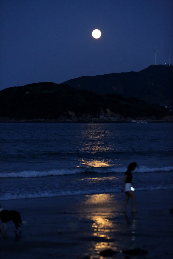 月光下,沙滩上的人少了很多,整个村落也都安静下来了