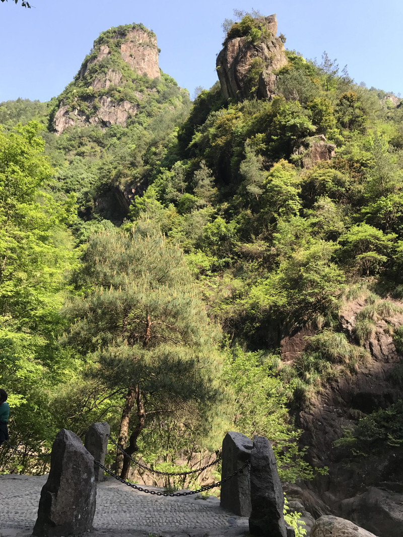 两座山峰,相依相连,天台山琼台仙谷