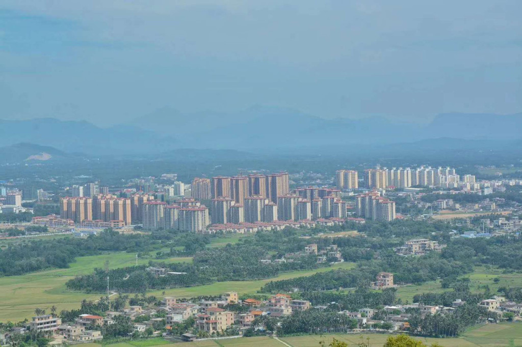 站在东山岭之顶,因四周都是平原,张眼便能看到万宁市全景,还能看到