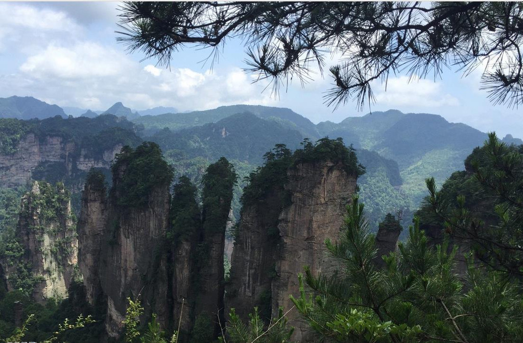 位于公园中部的黄狮寨,是一巨大方山台地,雄伟,高旷.