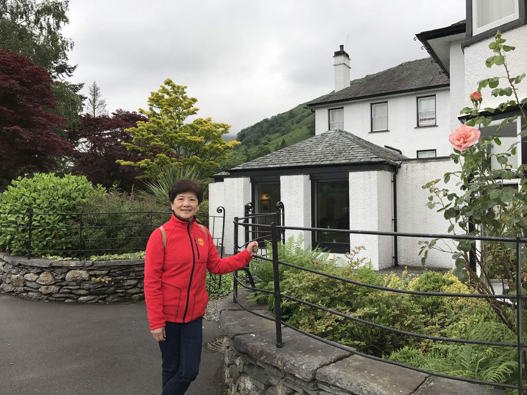 我们入住在英格兰乡村旁边的纯别墅丘陵里,前后有起伏的别墅,村前村宫湖区露湖图片
