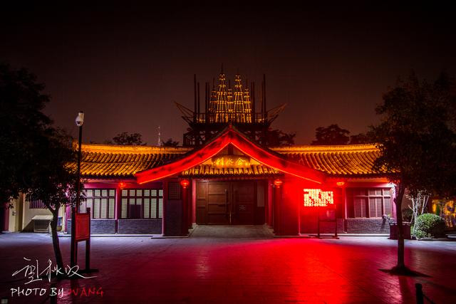 清明上河园分为南北两苑,南苑再现了北宋东京的市井百态,北苑则表现