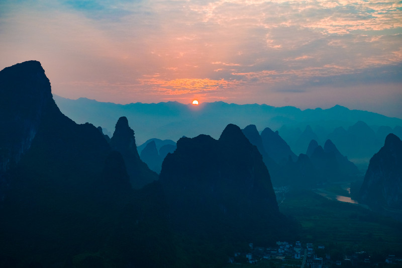 这里奇峰竞秀,云海丛生,群山似隐似现,如人间仙境,又似九天瑶台,被封