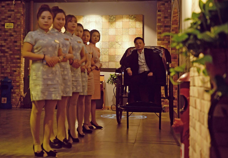 直到穿旗袍的美女服务员整齐的喊了一声