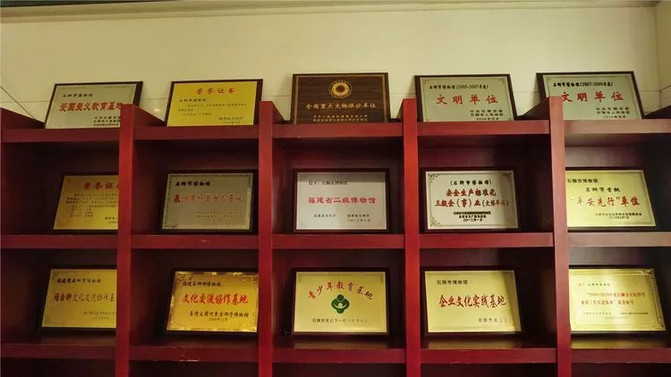 一进去就发现满柜都摆满了各种荣誉证书