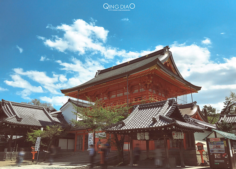 八坂神社也和其它神社差不多,可以祈福,也可以买些手信,大同小异.