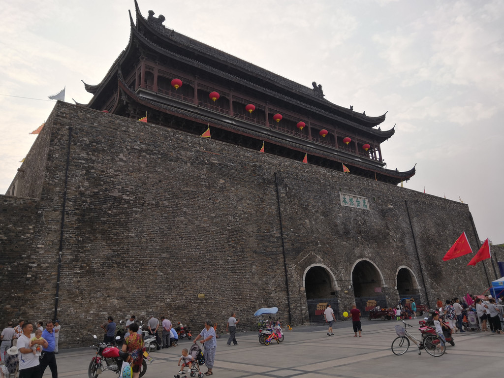 一个景点是位于凤阳老城中心位置的 明中都鼓楼.