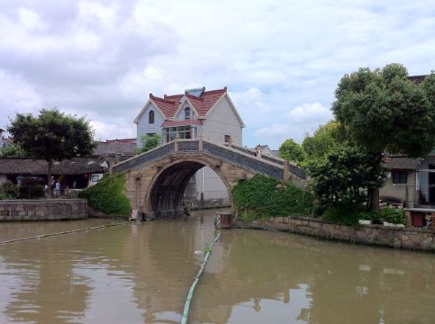 千秋桥为单孔半圆石拱桥,东西走向,跨东横港