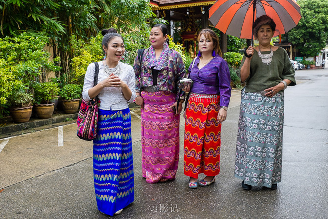 泰国人穿着传统服装来寺庙.