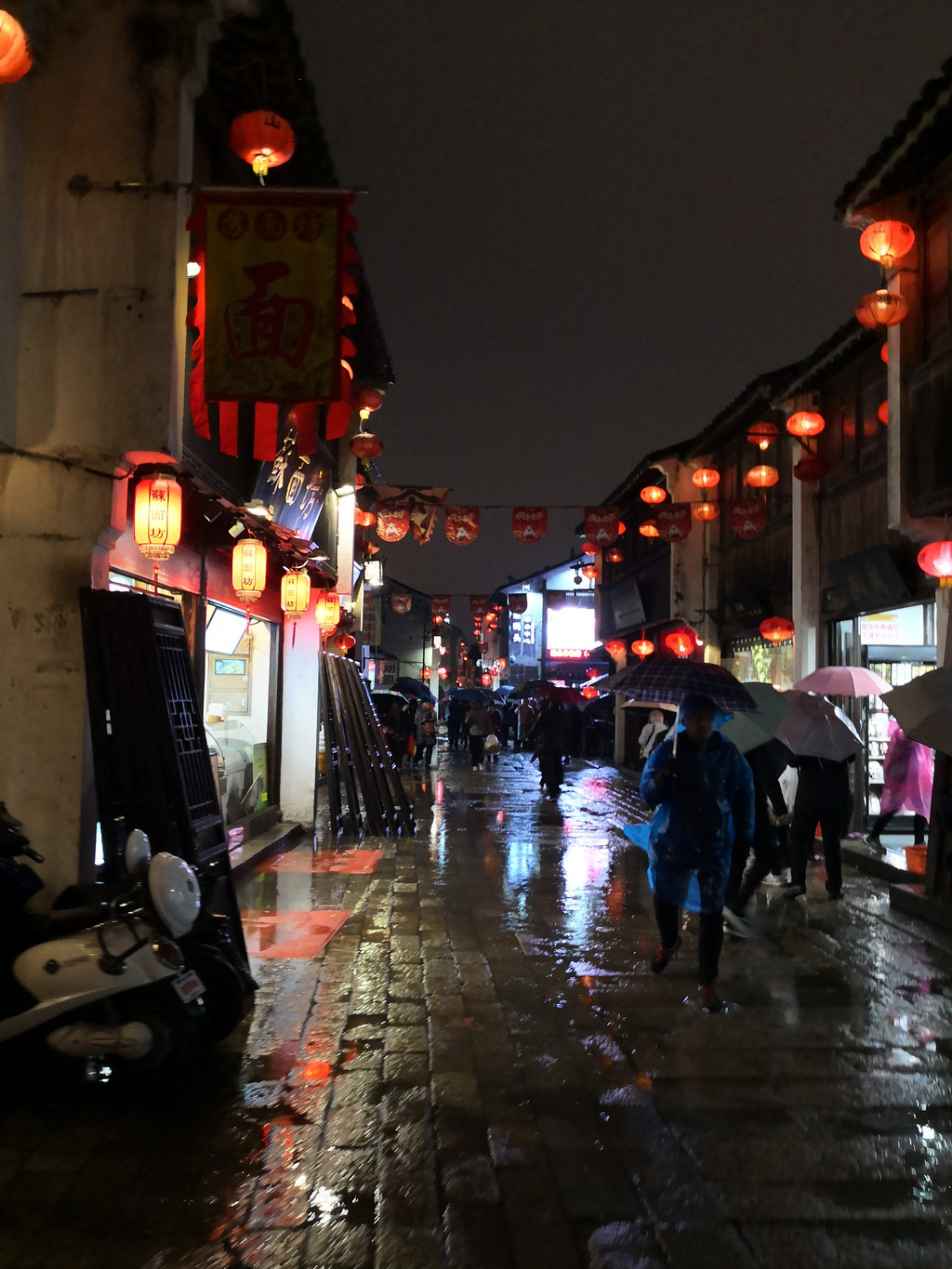 游览山塘街不要门票 七里山塘老街:就在上图中的"七里山塘 晚餐