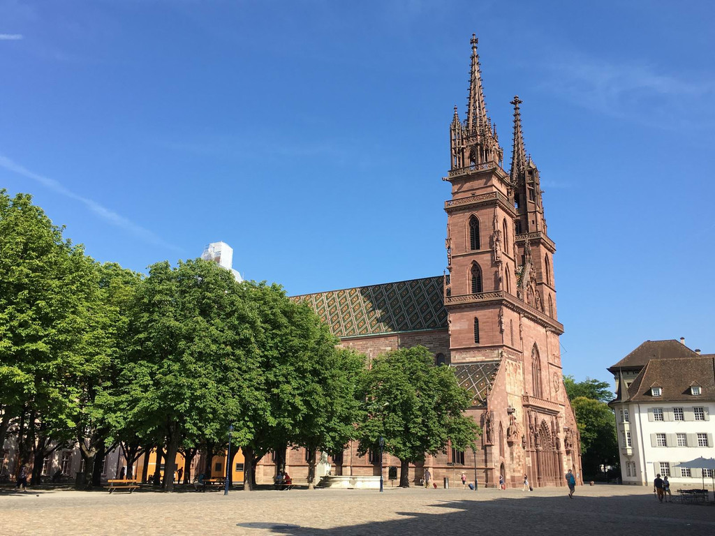 巴塞尔大教堂(basel minster)位于老城的莱茵河畔的高地上,整座教堂的