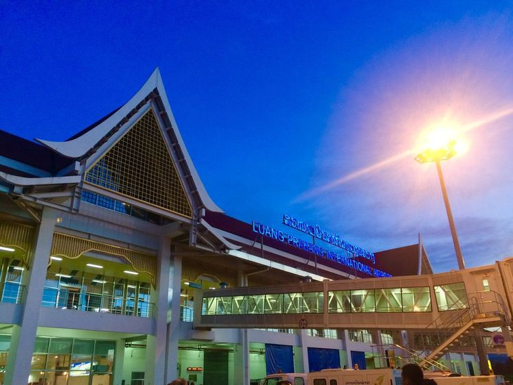 初达琅勃拉邦,天空魅蓝,机场很小,没有摆渡车,和国内一些小城市机场一