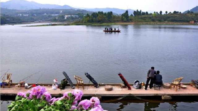 皮划艇基于龙泉湖风景区(天府新区石盘镇开泰龙马山庄),北距成都